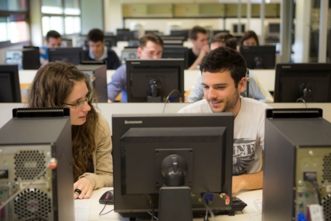 La mayoría de los titulados en la UPNA trabajan en sus profesiones