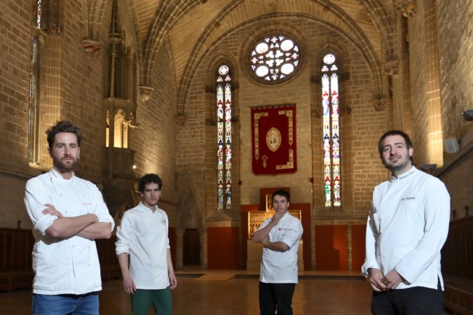 Leandro Gil, Nacho Gómara, Aaron Ortiz e Iñaki Andradas, reunidos en el refectorio de la catedral de Pamplona.