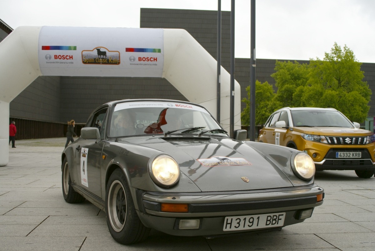Porsche 911 cruzando la meta. (Foto: David Cazón).