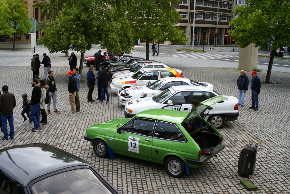 Los coches, expuestos en Pamplona. (Foto: David Cazón).