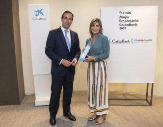 Gonzalo Gortázar entrega el premio Mujer Empresaria 2019 en Navarra a Laura Sandúa.