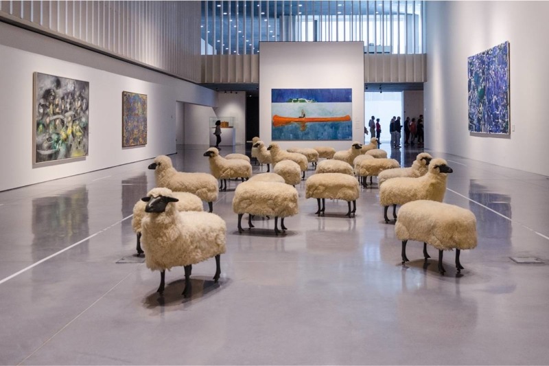 Las diez ovejas negras de Françoise-Xavier Lalanne en la instalación 'Rebaño de ovejas'.