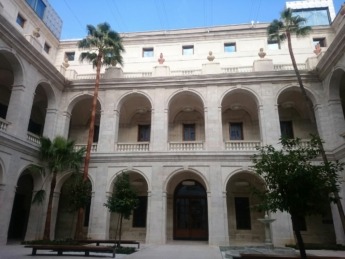 El museo Picasso está instalado en el Palacio de los Condes de Buenavista, un edificio declarado Monumento Nacional en 1939.