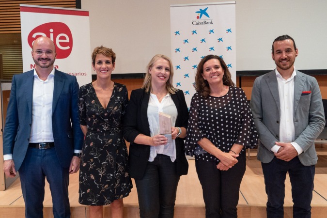 Maite Agüeros (centro) recibió el premio principal de AJE Navarra el pasado 20 de septiembre.