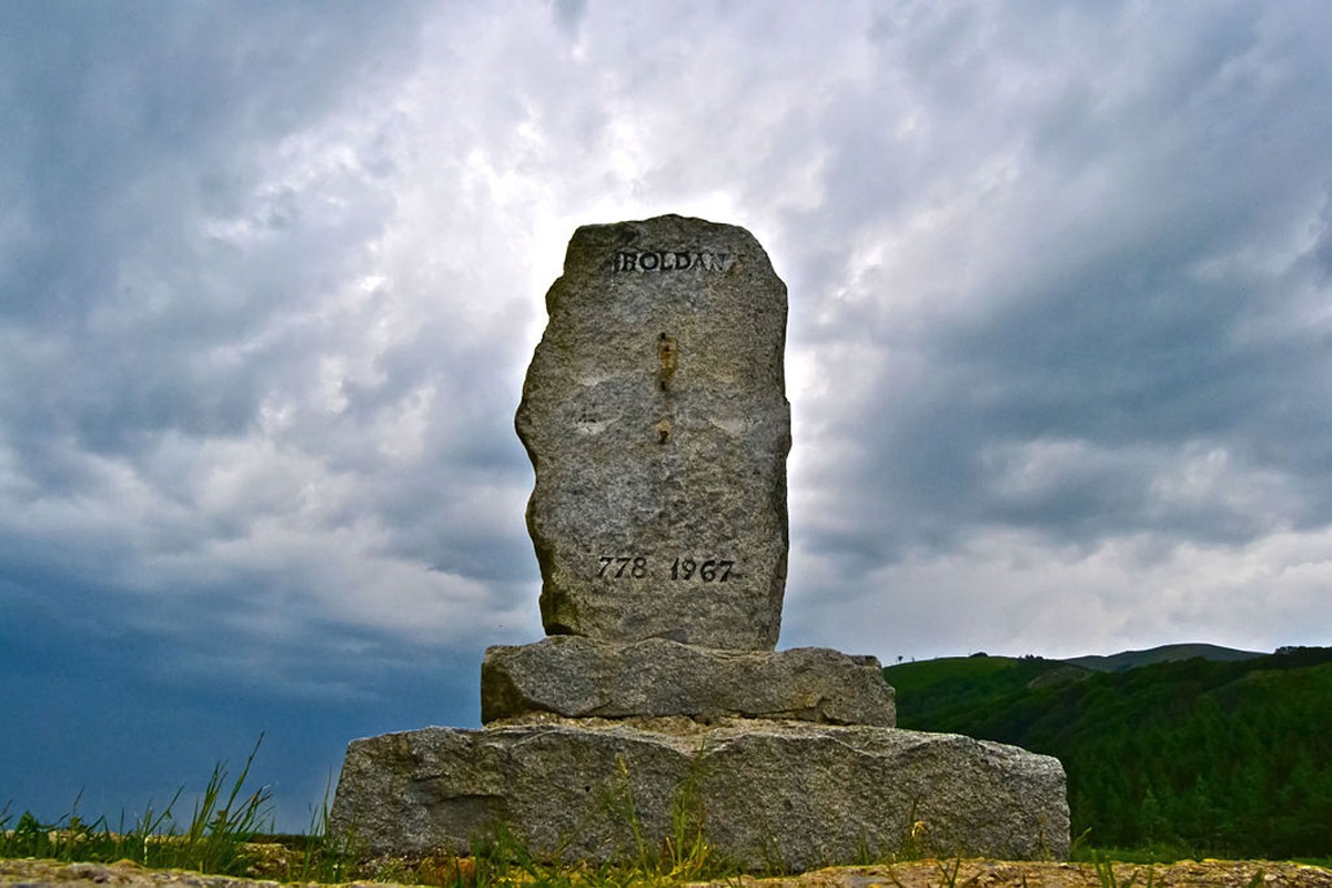 Monumento a Roldán en el alto de Ibañeta (Navarra).