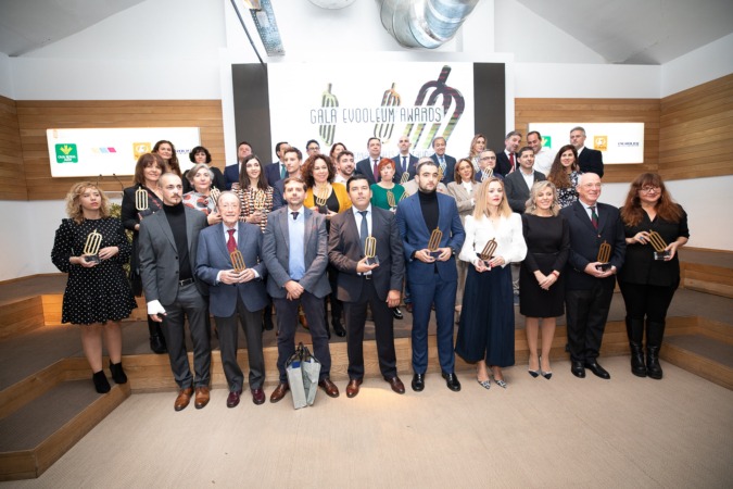 Foto de familia con todos galardonados, organizadores y autoridades, Gala Evooleum 2020.