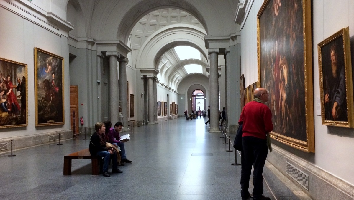 La admiración de los visitantes al mirar con detalle los cuadros se palpa en las galerías del museo. 