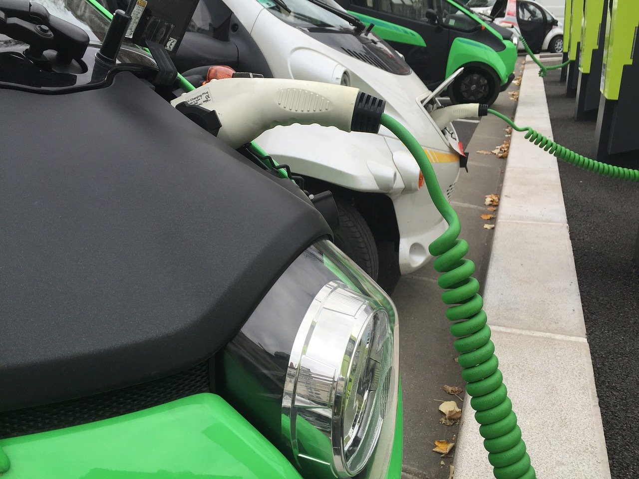 Los concesionarios invertirán para incorporar puntos de recarga para los coches eléctricos. (Fotos: cedidas).