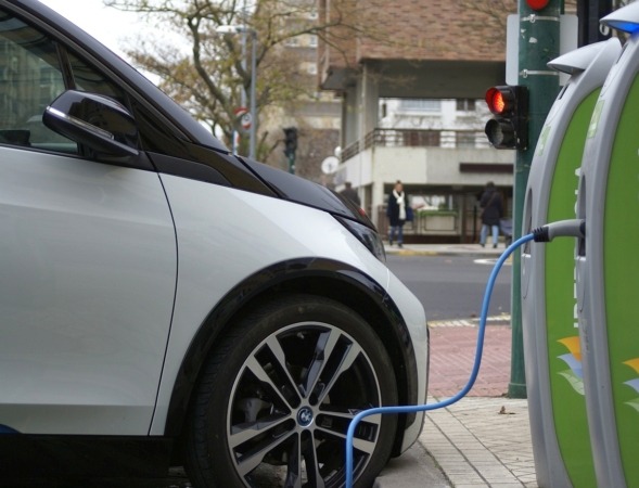 Pamplona instalará 26 nuevas tomas para recargar coches eléctricos