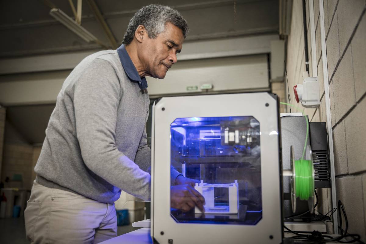 Louis Gerardo produce los prototipos con su impresora 3D.