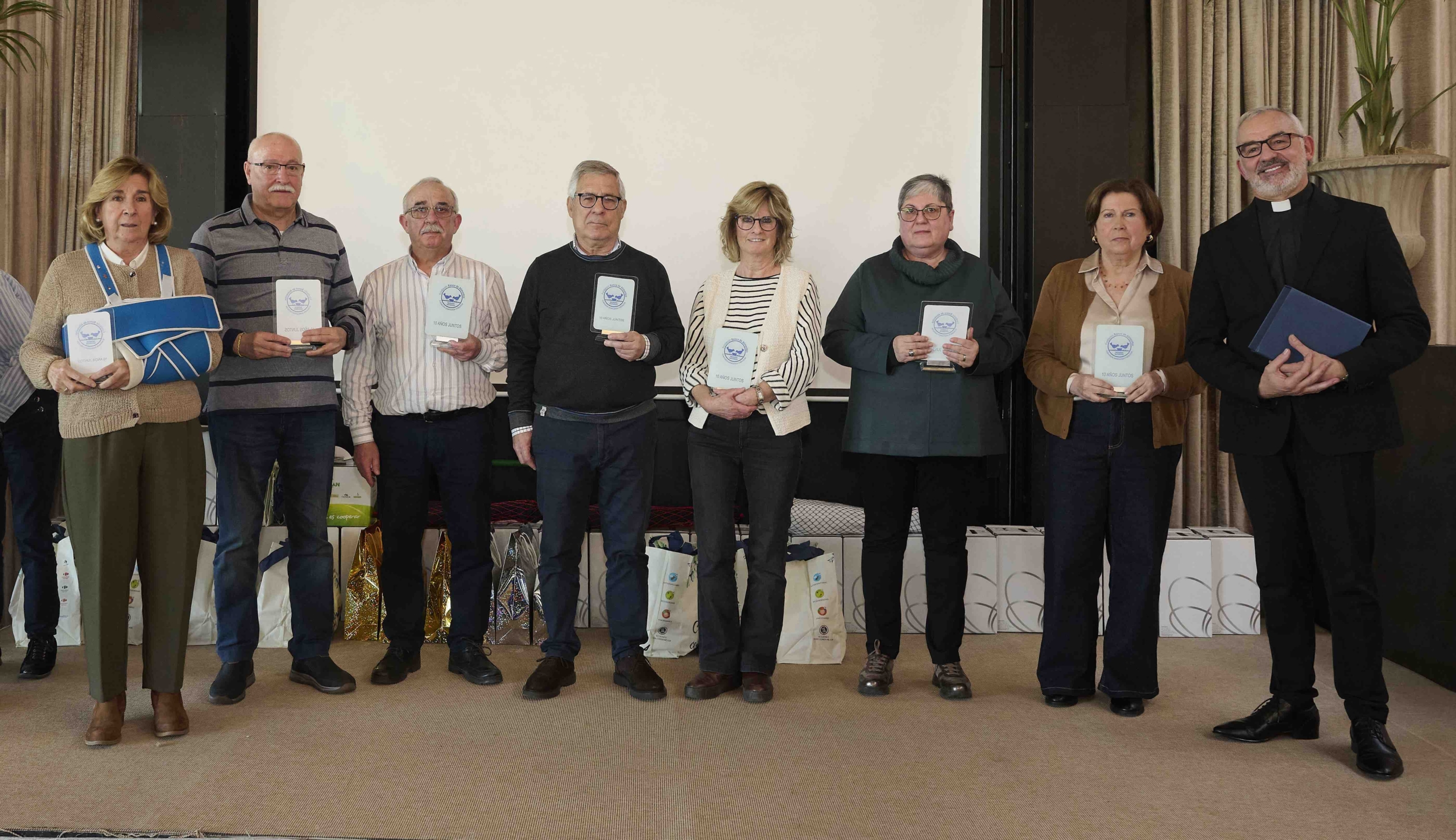 Voluntarios y voluntarias del BAN reciben un reconocimiento por sus diez años de trabajo, y también por haber cumplido 80. 