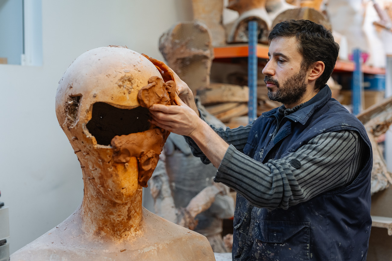 El proceso de creación de las figuras comienza con el modelado en barro. 