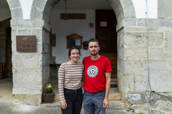 La bilbaína y el checo que han cogido las riendas de la posada-restaurante de Igoa