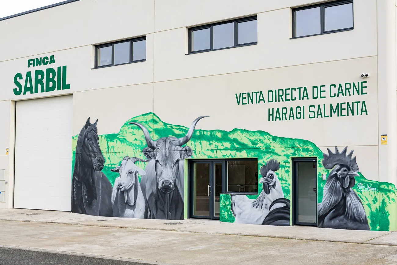 Una jaca navarra, una cabra, una vaca pirenaica, dos pollos y la silueta del monte Sarbil dan la bienvenida a quien se acerca al punto de venta directo de carne.