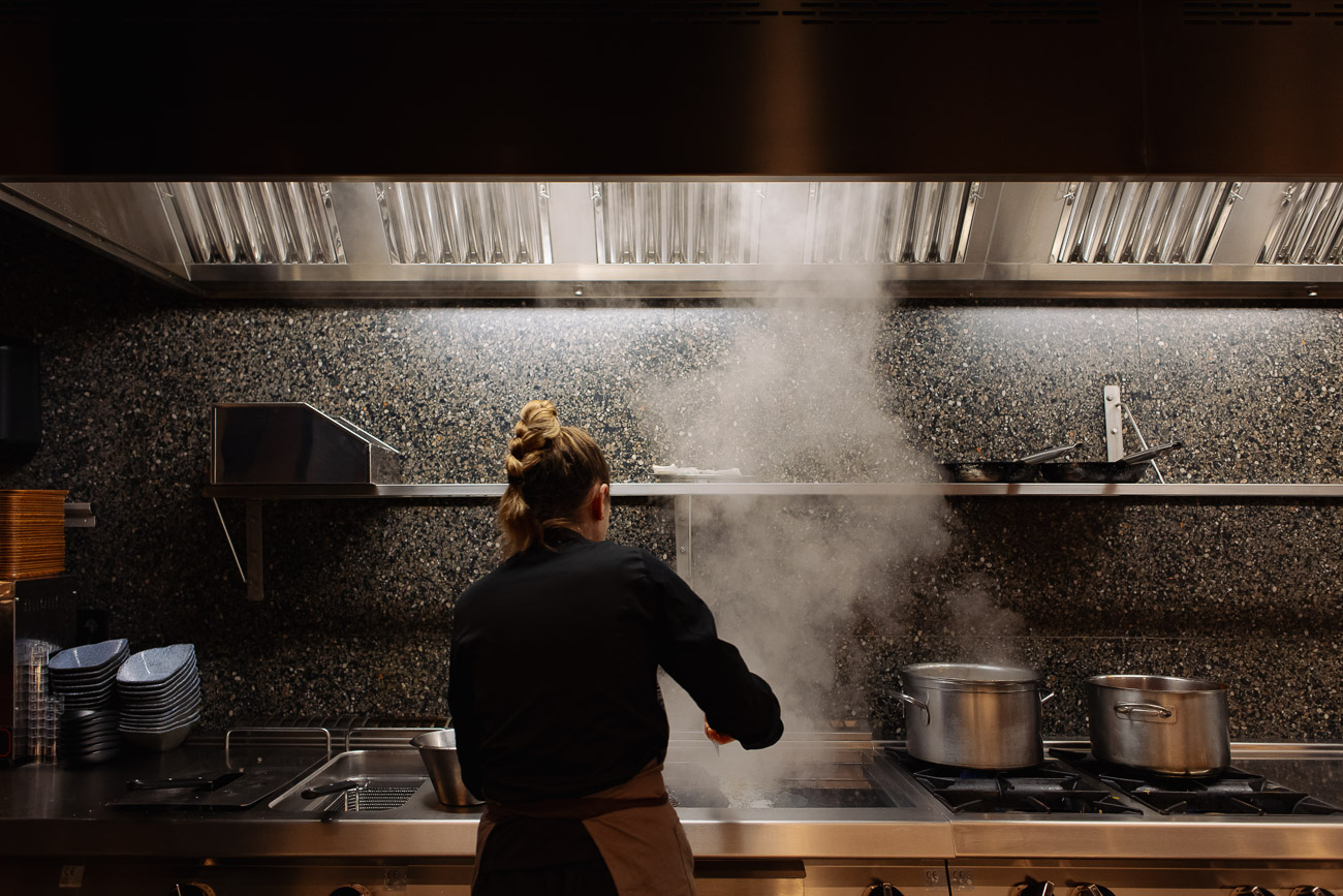 El bar-restaurante ya luce su nueva cocina, que está totalmente abierta al público.