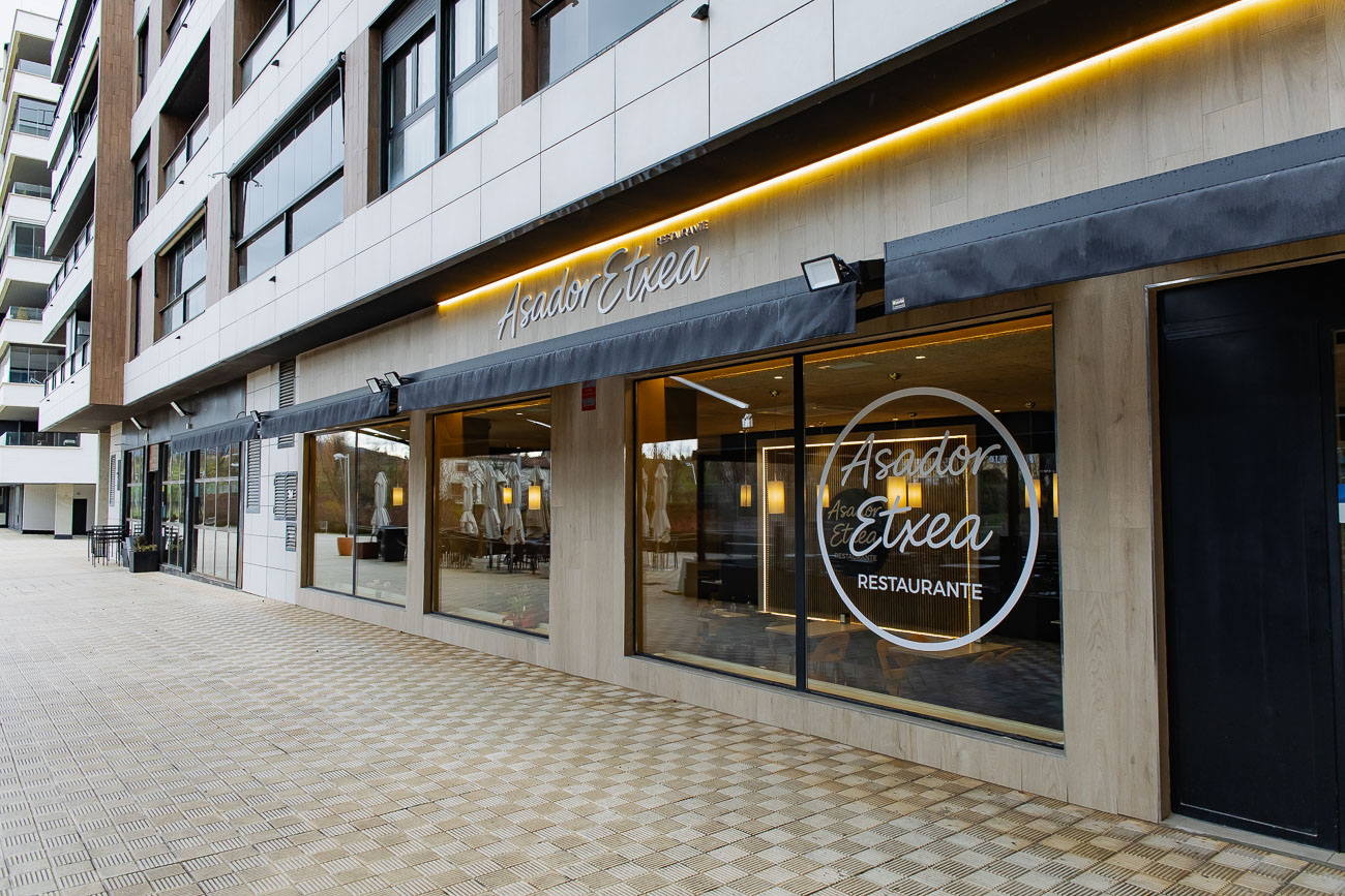El establecimiento se encuentra entre el bar restaurante Ale's Beer y la pizzería Cicciobella.
