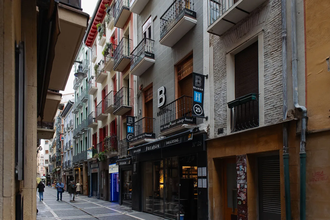 El Hostal Bearán tendrá diez habitaciones más tras comprar el edificio del número 23.