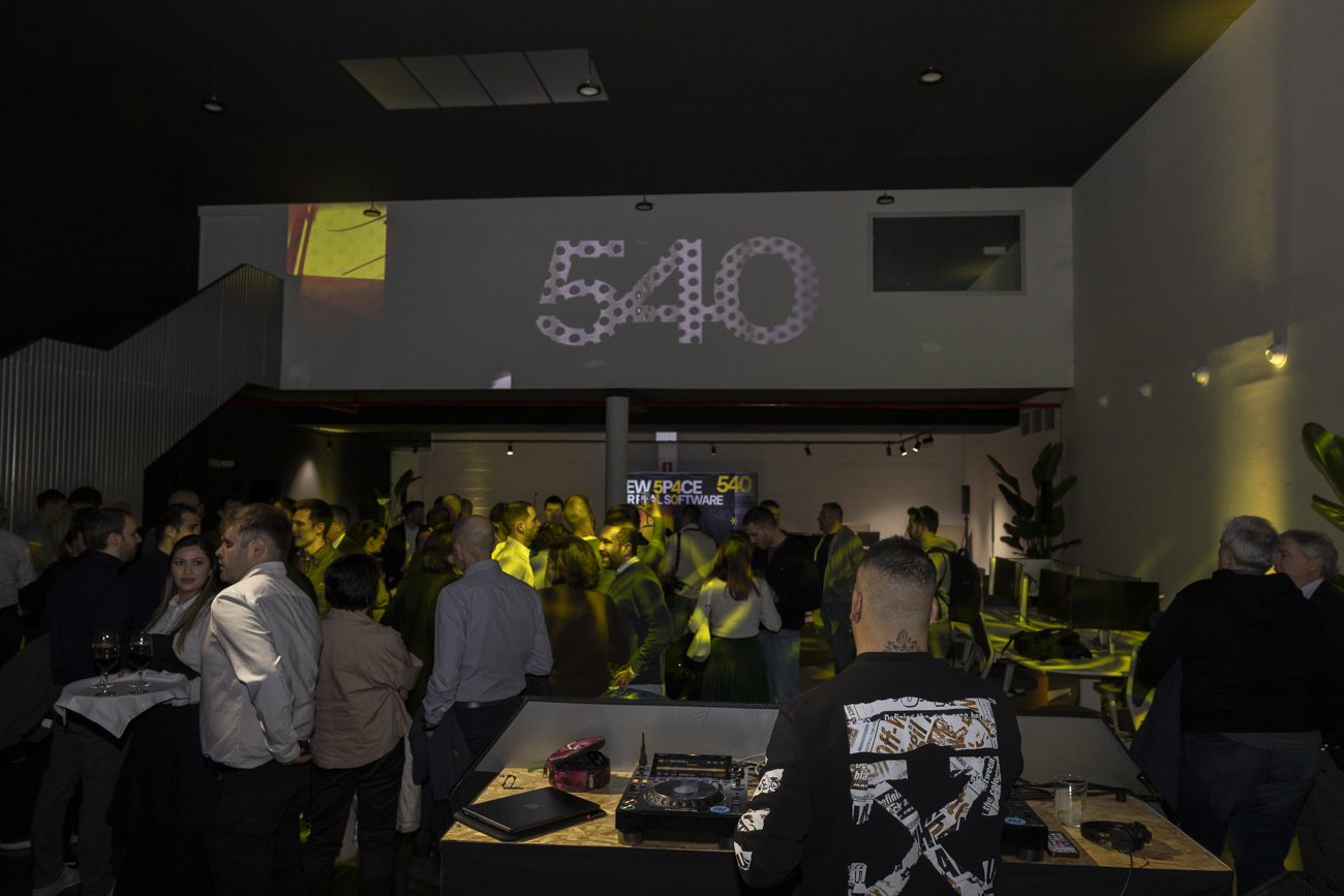 Tras la inauguración, los asistentes disfrutaron de un aperitivo amenizado por un dj.