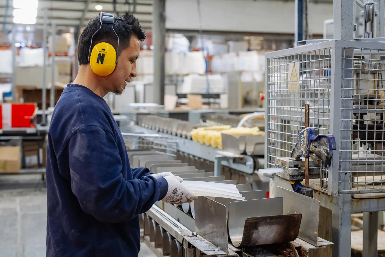 Alrededor del 25 % de la producción de SIMES corresponde a las barritas 'hot melt' de su rama de adhesivos.