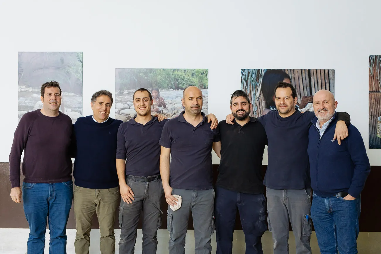 Javier (dcha.) e Igor (segundo por la izda.), dirigen un equipo formado por siete empleados.
