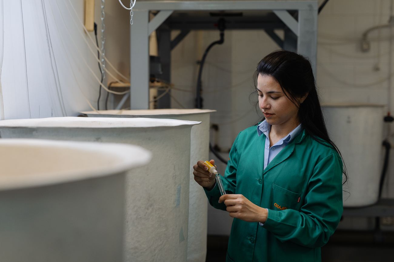 El centro experimental comprende tres espacios: área de máquinas, laboratorio y zona húmeda.