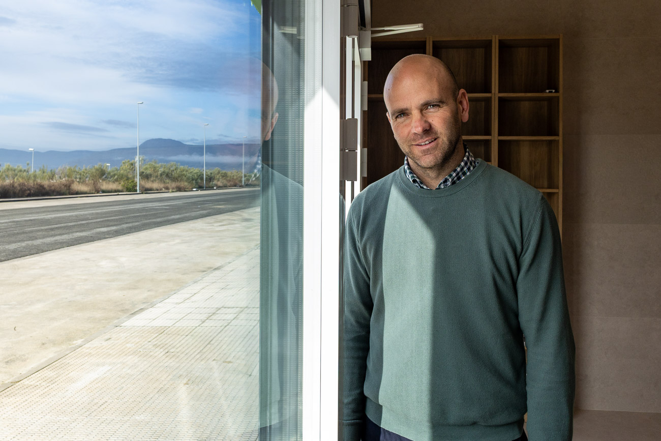 Iosu Gironés, tercera generación, posa en una de las ventanas de la nueva sede. Al fondo, se observa la silueta del monte Sarbil.