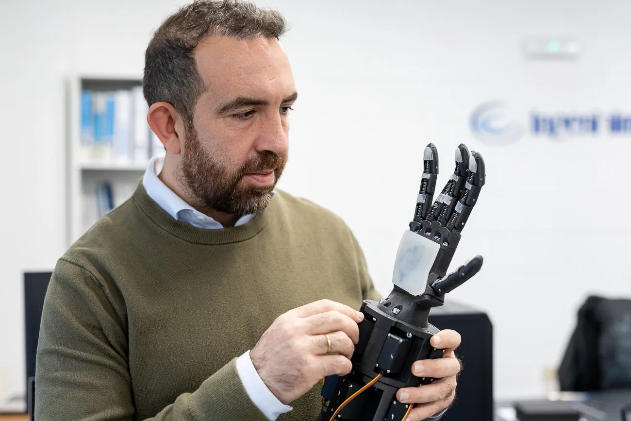Daniel anhelaba crear una mano robótica con Inteligencia Artificial, sueño que cumplió en Ingenialma.