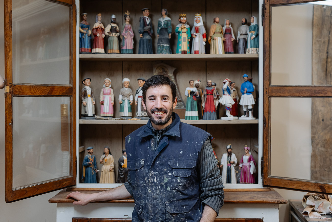 Calleja realiza miniaturas de marmolina de algunas de sus obras, que conserva en su taller. 