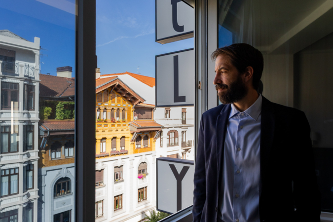 El pamplonés César Daspa, protagonista principal en el nuevo capítulo del Hotel Yoldi de Pamplona
