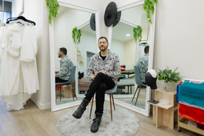 El diseñador catalán afincado en Pamplona que ha confeccionado más de mil vestidos para novias de varios países