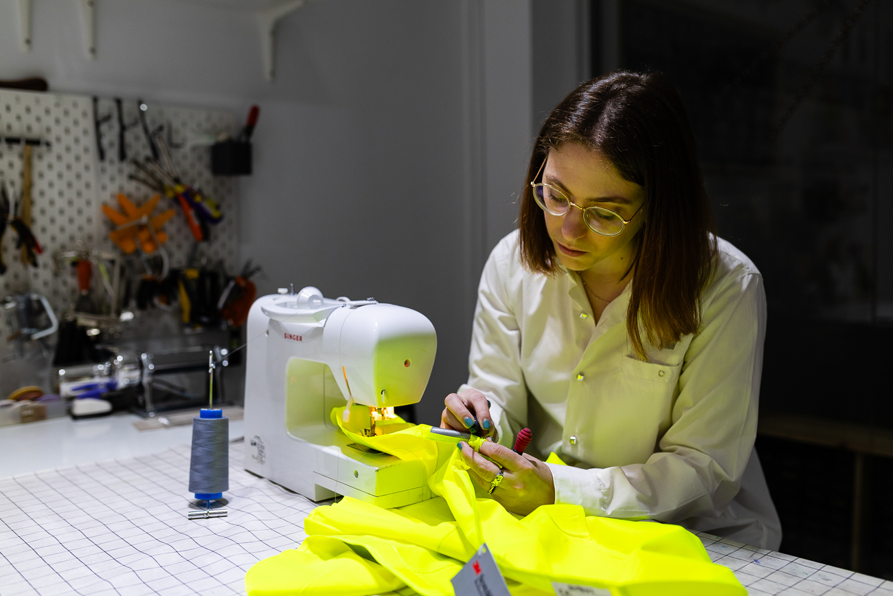 Aunque es autodidacta, ha realizado numerosos cursos de costura y formación con expertos en 'upcycling'.