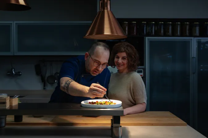 La pareja vasca que ha llevado la cocina en vivo a Estella con el restaurante Kinari