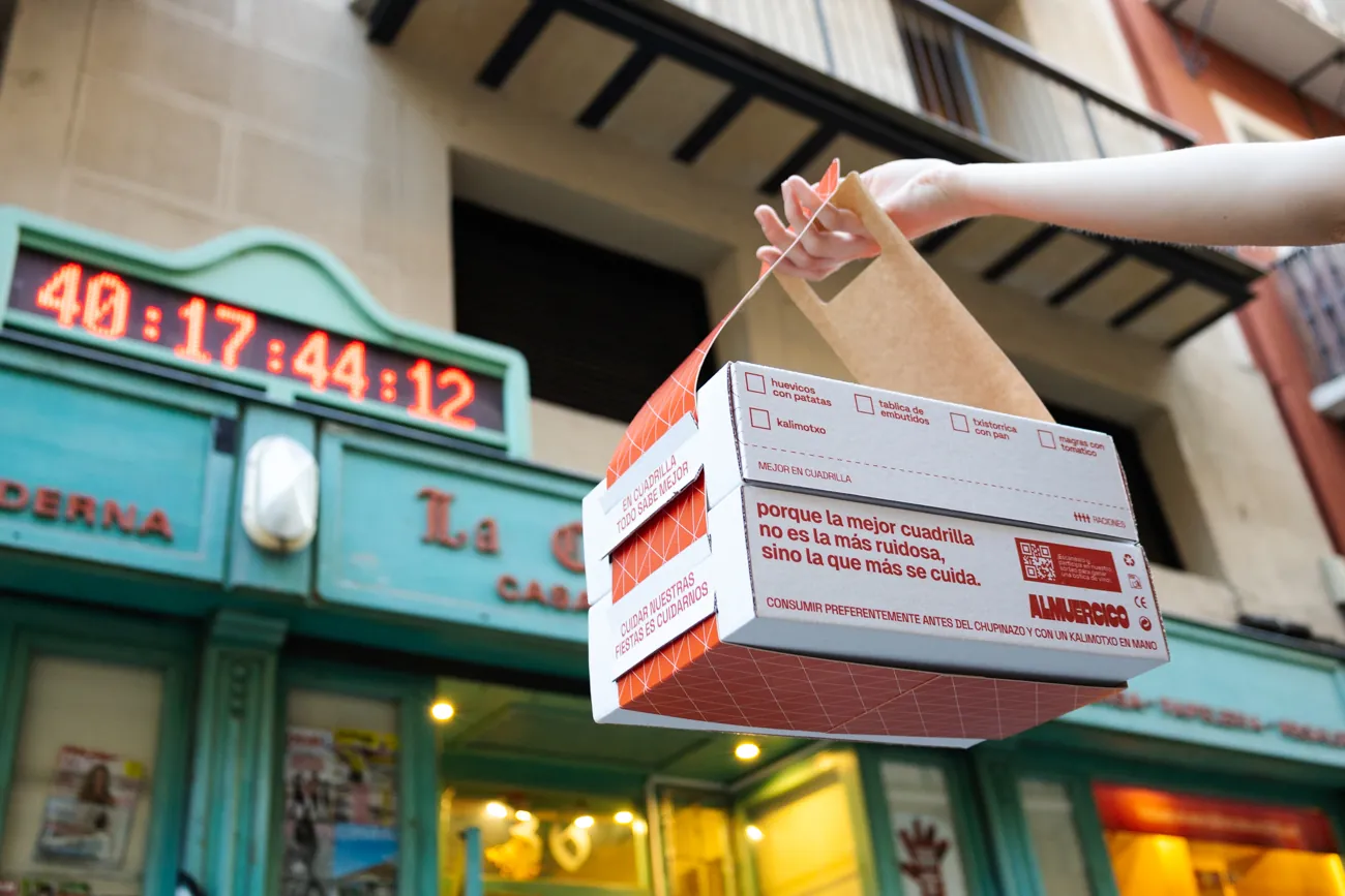 Las cajas de cartón 100 % reciclables son apilables y tienen capacidad para cuatro raciones. 