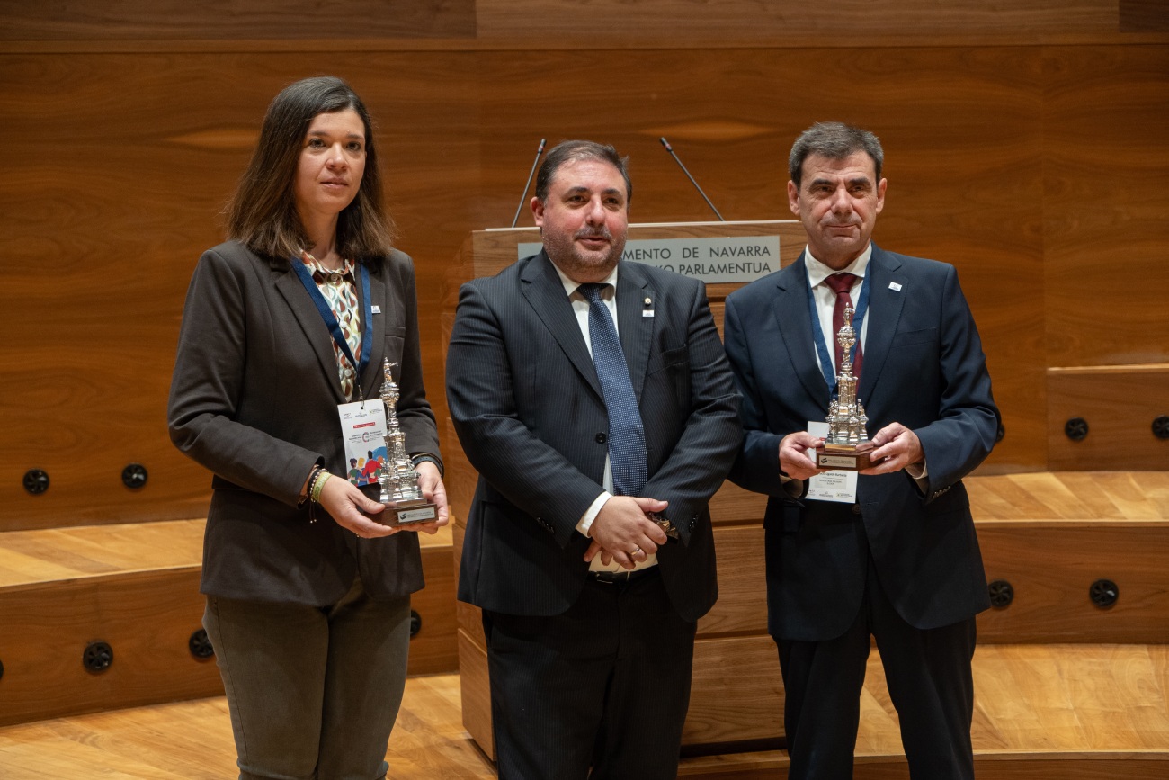 De izda. a dcha.: Esther Burgui, presidenta de UCAN; Unai Hualde, presidente del Parlamento de Navarra, e Ignacio Ugalde.