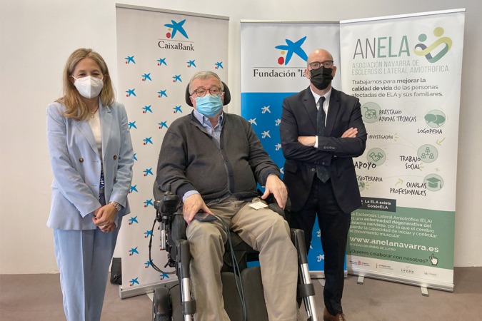 CaixaBank dona 8.000 euros para luchar contra la esclerosis lateral amiotrófica