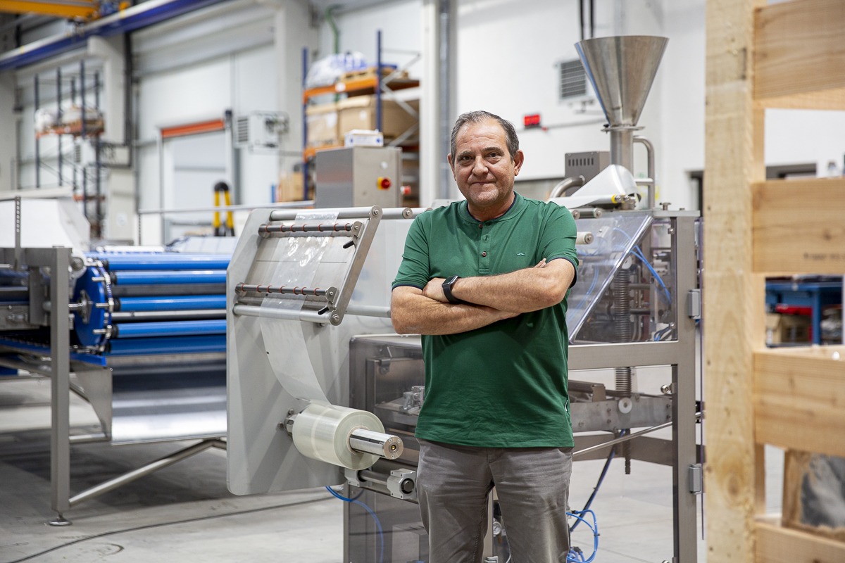 Mario Sánchez, ante una de las máquinas de packaging que fabrica AIT.