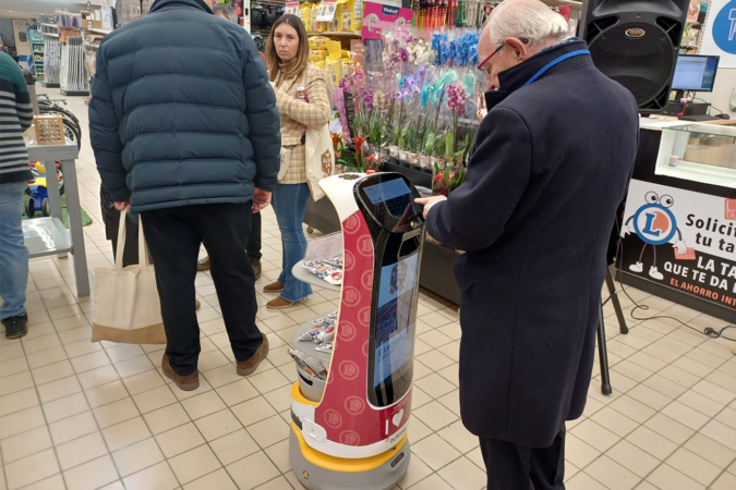 El robot social «más avanzado» llega a E.Leclerc para guiar a los clientes en sus compras