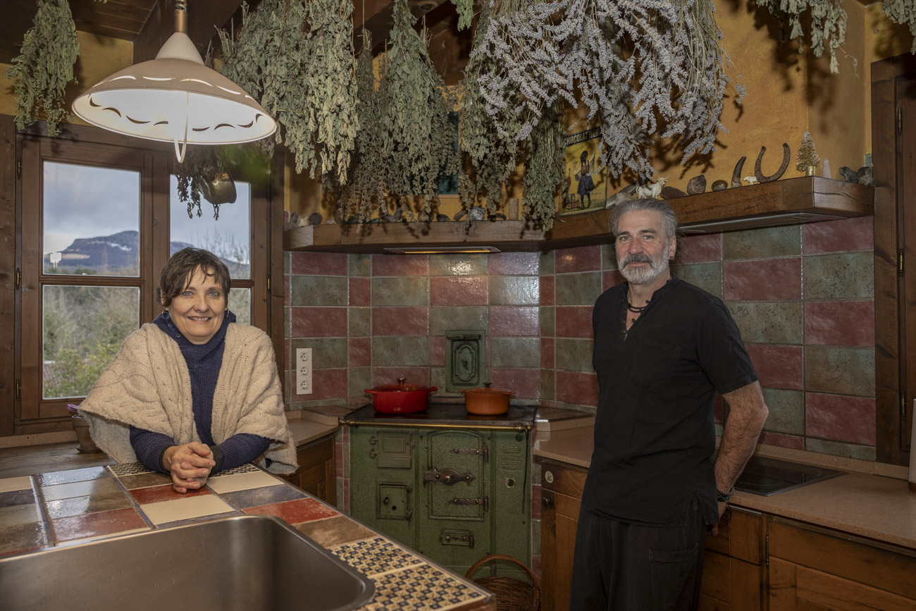 Nuestros protagonistas elaboran infusiones y remedios caseros con las flores que crecen en su jardín. 