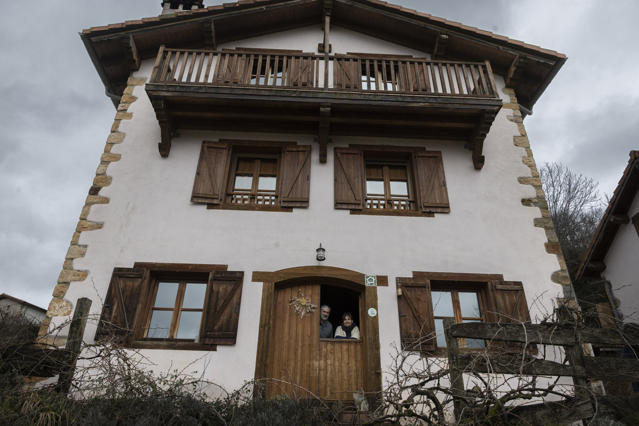 Luismi Montoya y Alicia Mendive regentan Agroturismo Mari Cruz en Villanueva de Arce. 
