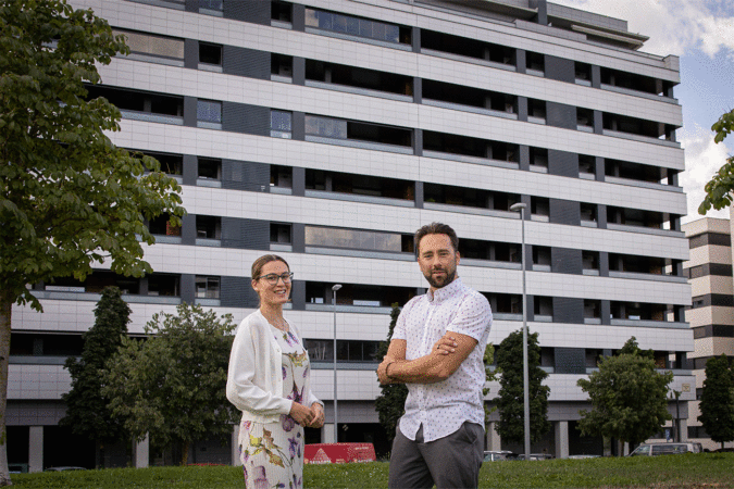 Los navarros Nicolás Martínez y Nahia Azcona abren un simulador de esquí y una empresa de alquiler de habitaciones