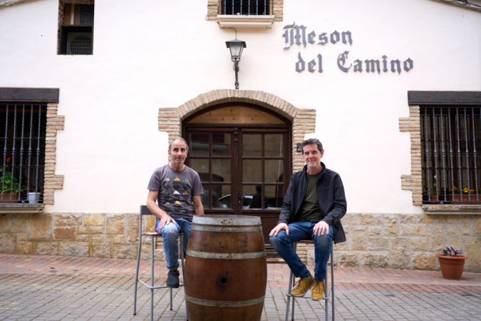 Los amigos que dejaron Lleida para abrir un mesón con albergue en el Camino de Santiago