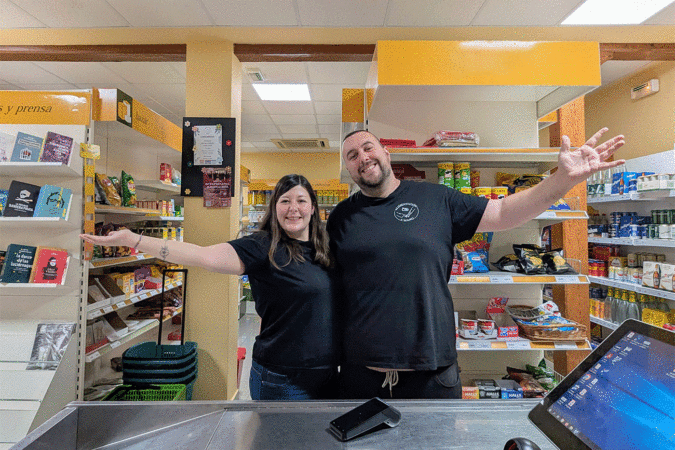 La pareja que dejó su trabajo en el SAMUR de Madrid para llevar la tienda de alimentación de Roncal