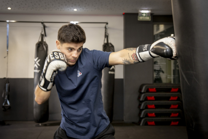 El subcampeón mundial de ‘kick boxing’ que ha pasado de pelear en Bangkok a dirigir el gimnasio Gloves Barañáin