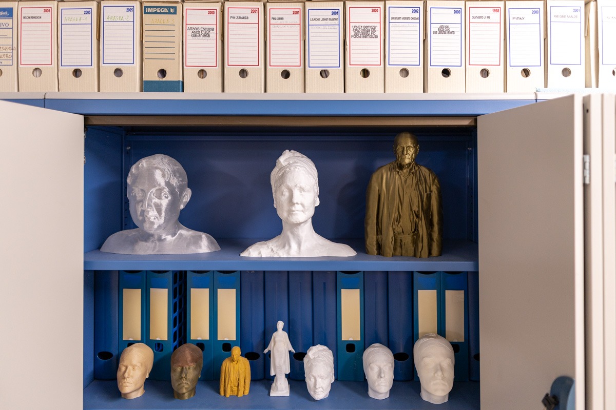 El almeriense ha dado forma a multitud de rostros en plástico, que pueblan las estanterías de su estudio.