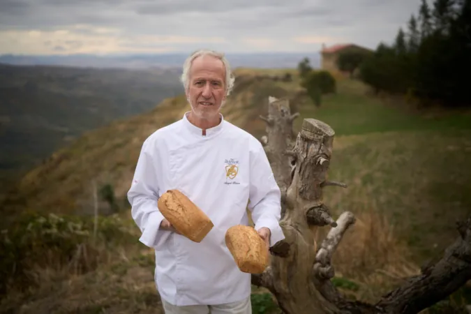 El catalán que elabora cientos de panes ecológicos cada día en un pueblo navarro de quince habitantes