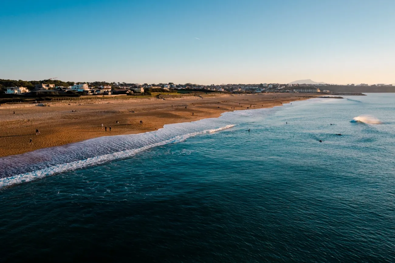 Varias de las playas de Anglet han sido reconocidas con la Bandera Azul por su entorno y alta calidad.