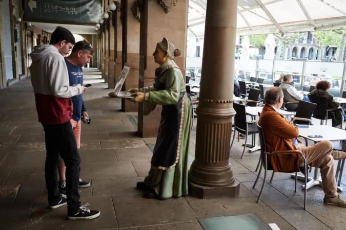 Guardias frente a los comercios y numerosas reservas perdidas en la hostelería de Navarra