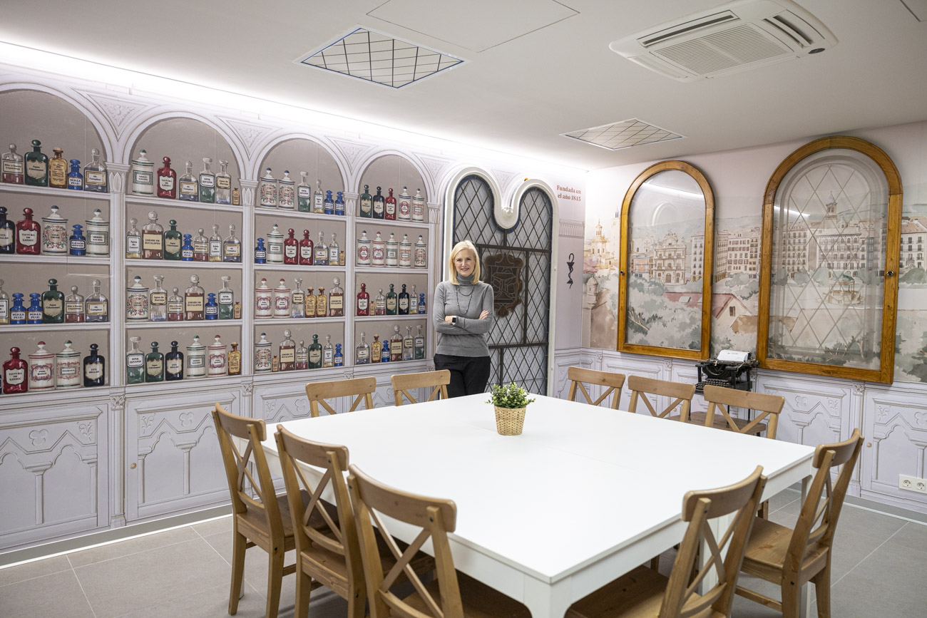 El doctor Rafael Sánchez-Ostiz fue el fundador de IDEA. El centro Bidealde está decorado con los utensilios de su farmacia familiar.