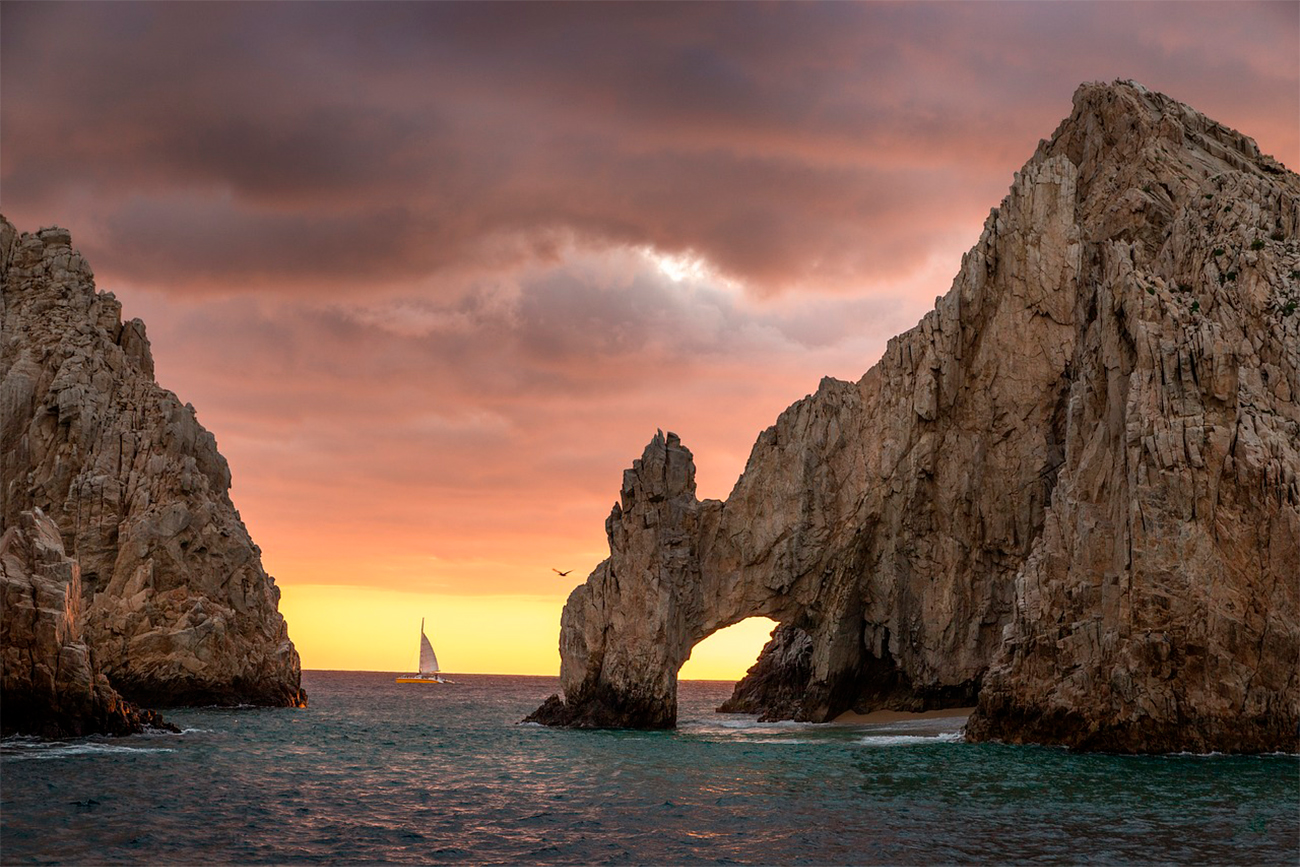 Ubicada frente al Arco de Cabo San Lucas, Playa Médano es vibrante y colorida, rodeada de hoteles y restaurantes.