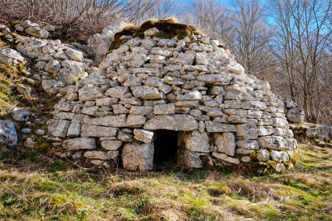 La ruta por los misteriosos iglús de piedra que están escondidos en la sierra navarra de Aralar